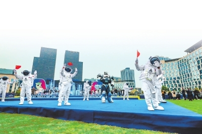 10月19日，郑州市龙子湖双创街区中心草坪上，“宇航员”亮相双创活动周，吸引了众多嘉宾的目光。本报记者 聂冬晗 摄