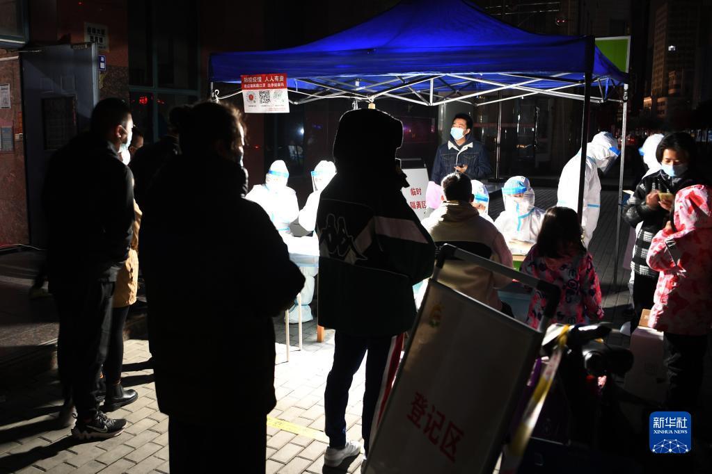 10月21日凌晨,在兰州市城关区庆阳路一核酸检测采样点,市民有序排队