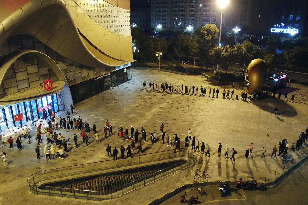 10月21日凌晨,在兰州市城关区天水路一核酸检测采样点,市民有序排队