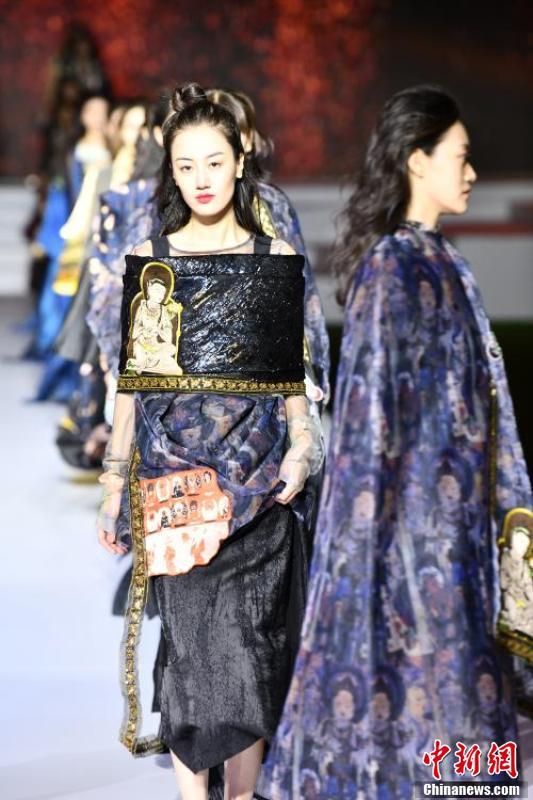 敦煌服装秀展示 （殷春永 摄）