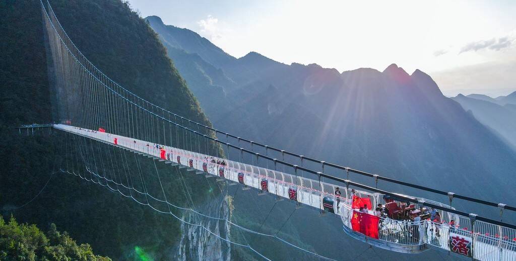 据了解,云顶飞度玻璃桥横跨两峰绝壁之间,全长680米,落差高度达380米,桥面均为钢化玻璃构造,透视性强,安全度高,同时能承载500人。