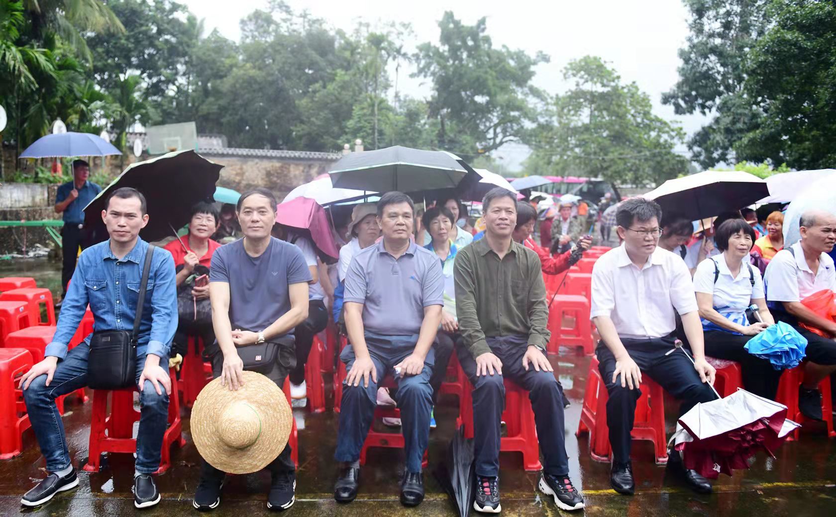 青梯村位于海南中部,隶属屯昌县乌坡镇,盛产南药,环境优美,生态良好.