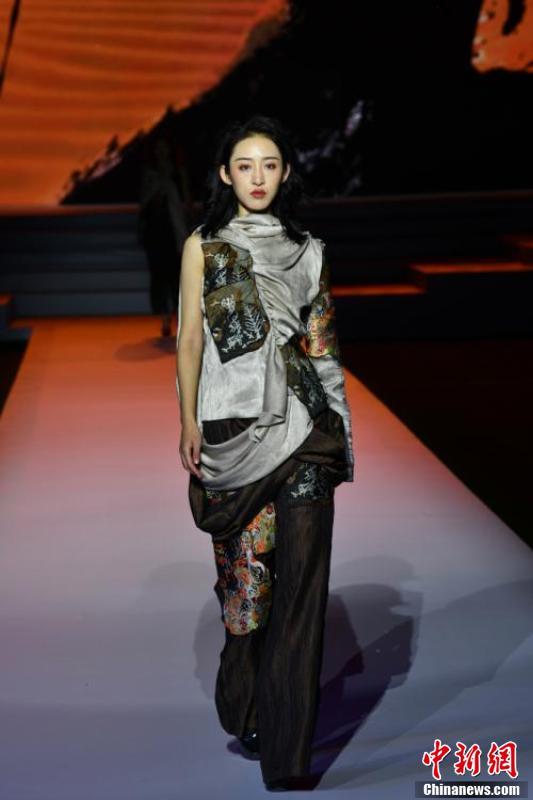 敦煌服装秀展示