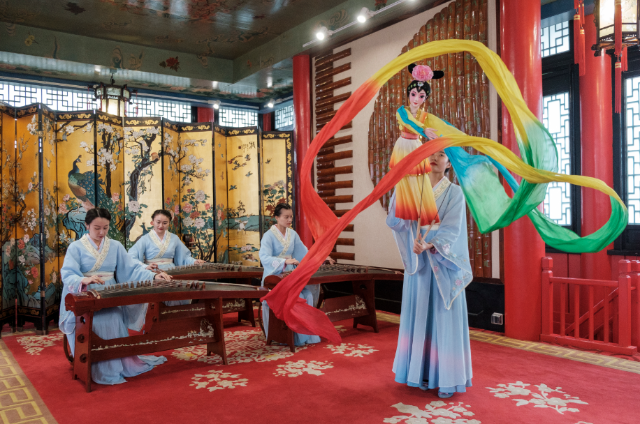 10月19日，扬州瘦西湖熙春台内，演员手提木偶表演节目。新京报记者 王子诚 摄