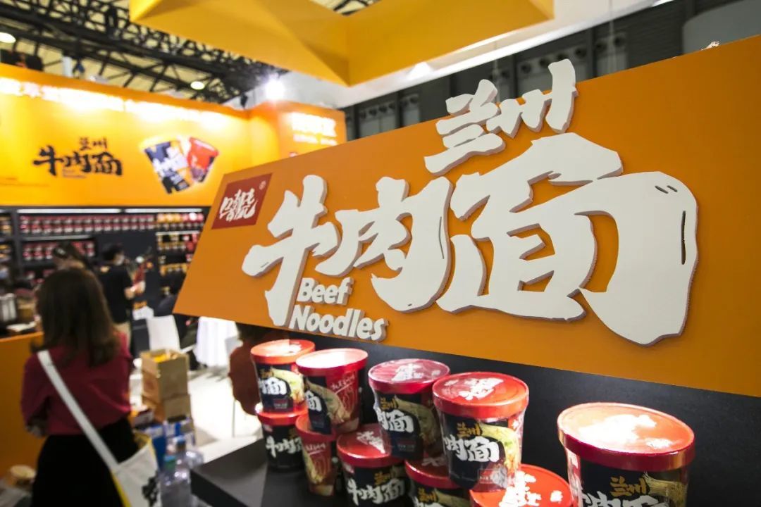 ▲ 上图：杀入上海市场的兰州牛肉面馆；下图：在上海国际食品展上展出的速食版兰州牛肉面。图/视觉中国