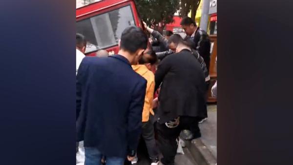 乐山一老人被三轮车撞倒压在车底，路人合力抬车救人