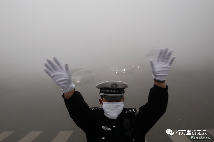 雾霾中的交警（图片来源于路透社）
