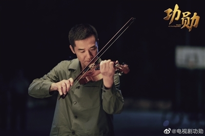 袁隆平拉小提琴的图片图片