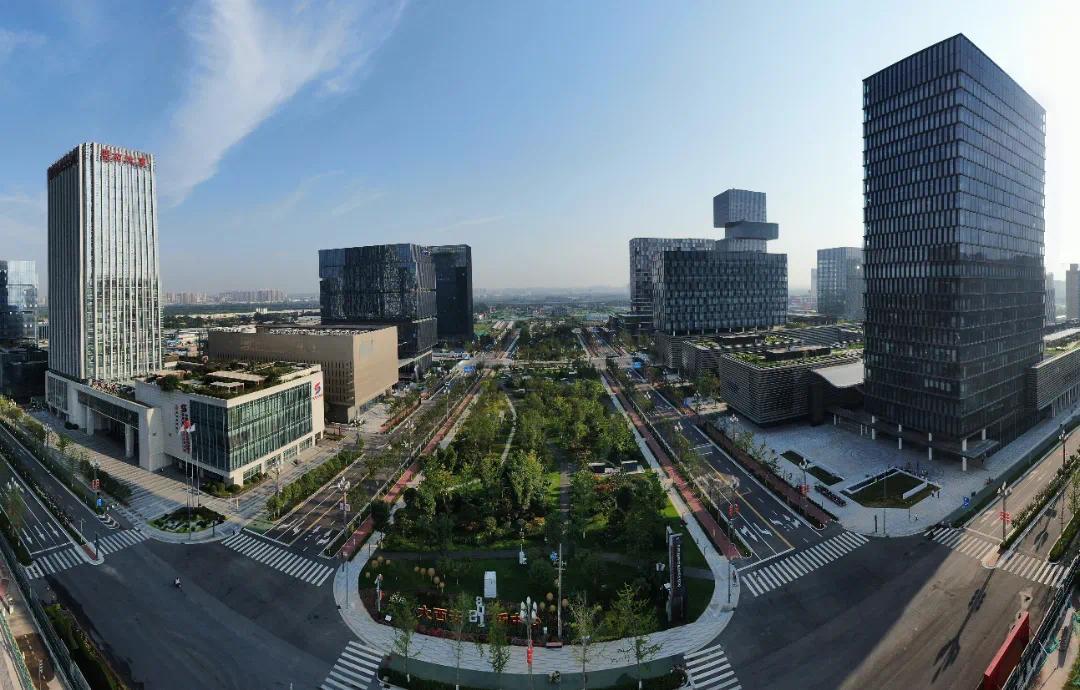 天凉了跑起来 一起来能源金贸区燃烧卡路里!