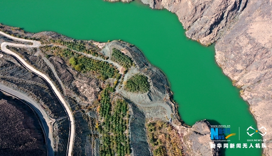 这是近日在甘肃省张掖市肃南裕固族自治县境内航拍的黑河 新华网发（杨永伟 摄）