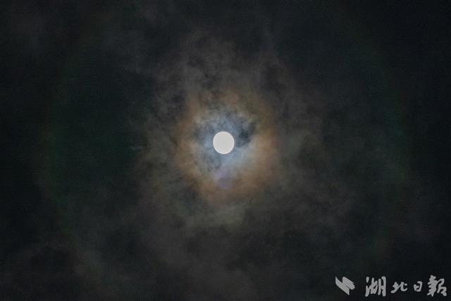 月亮身披彩色光环武汉天空出现罕见月华