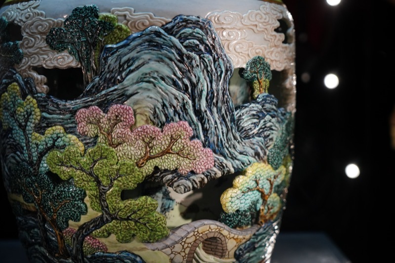 清乾隆御制洋彩胭脂红地轧道雕瓷镂空“有凤来仪百鸟朝凤”图双螭耳大转心瓶