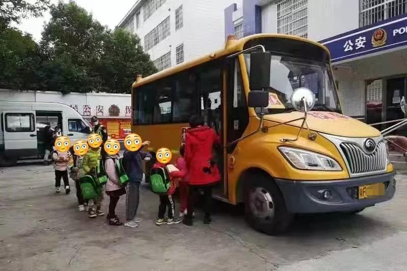 交警安排正规校车将幼儿转移。通讯员供图