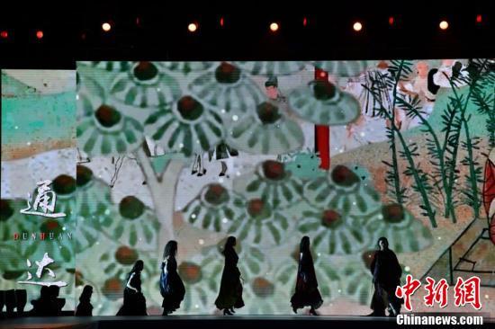 该服装秀将敦煌莫高窟艺术作品的修复、留存与传承的历史过程作为创作灵感，以全新的角度呈现敦煌艺术。