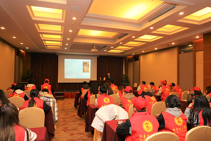 傅永聚教授为学生上文化素养课《孔子儒学团队的养成教育》