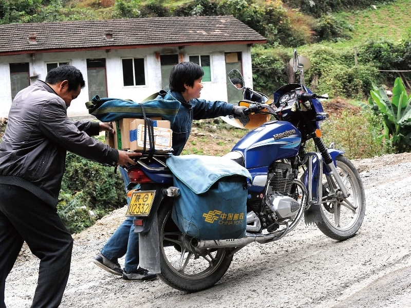 山路陡峭，但总有人愿意帮助赵明翠推车