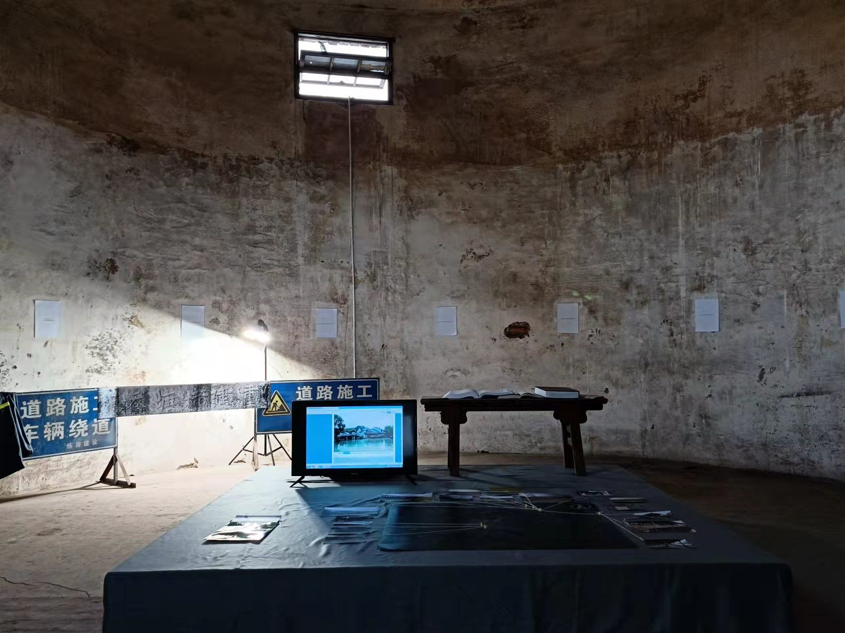 3号小筒仓中,建筑工作者符永鑫的作品《重建横塘桥》