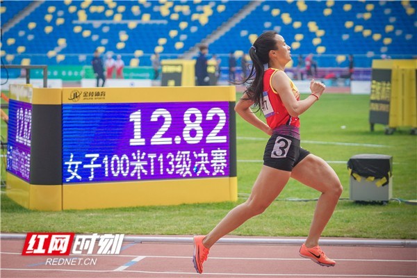 朱琳以12.83秒的成绩夺得女子100米T13级竞赛金牌。（红网记者 朱丽萍 摄）