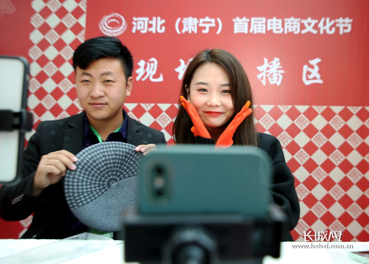 河北（肃宁）首届电商文化节现场，主播进行网络直播。