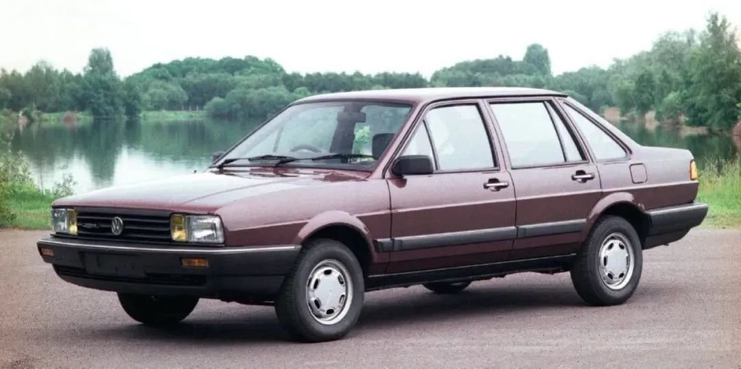 1983年第一辆国产桑塔纳组装下线,图源大众汽车官方微博