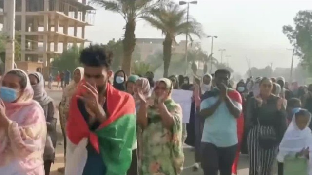 民众示威遭苏丹武装部队镇压：枪声响起 人群四散逃离躲避子弹