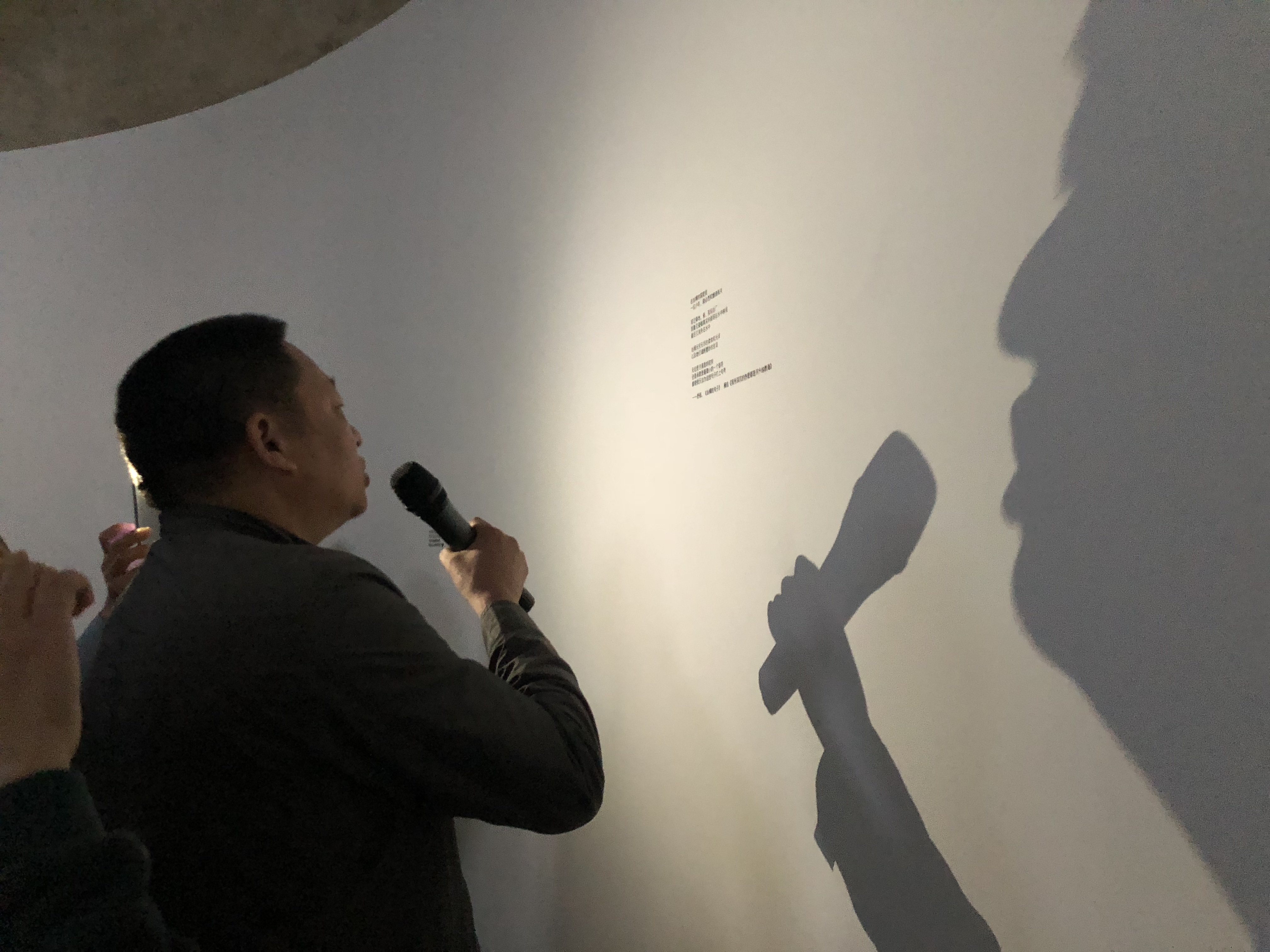 练市中学校长、诗人舒航现场朗诵他的诗《丝绸的句子》,拍摄:沈佳