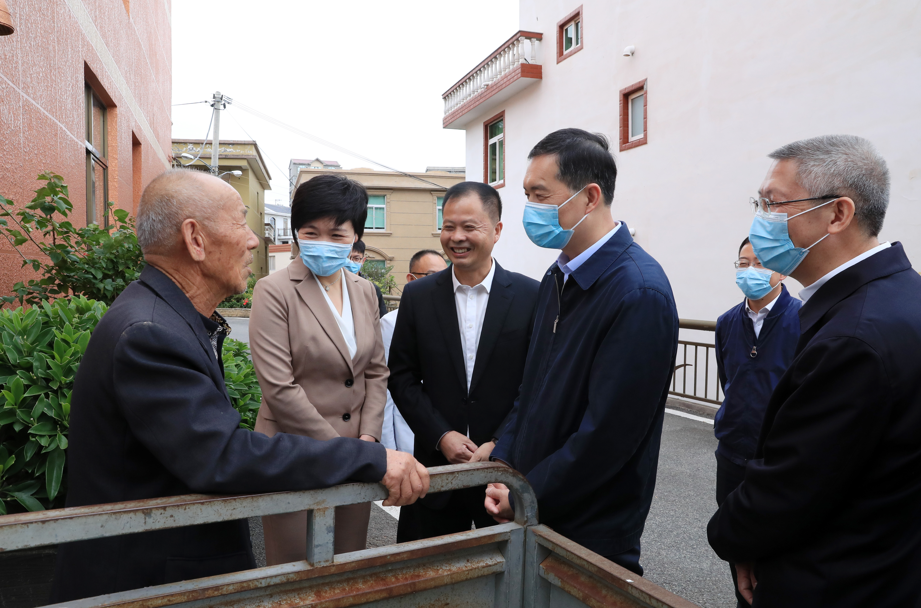 刘小涛在霓屿街道下社村，一路察看村庄面貌，了解农村基层党建工作情况。