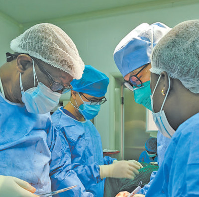 两国医生在加纳中加友好医院共同完成手术。庄少惠摄