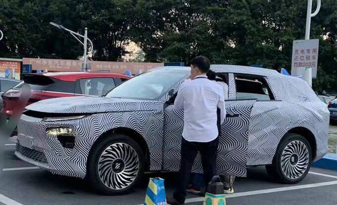 小鹏中大型SUV最新谍照配无框车门 预计30万起售-图1