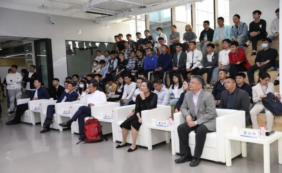 香港科技大学李泽湘教授、龙湖集团吴亚军校友听取科技园孵化项目路演