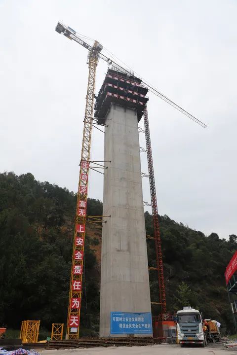 609m,墩柱截面採用箱型墩,每個主墩基礎採用承臺接9根直徑2.