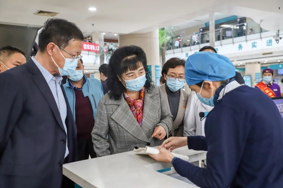 副市长李平来潍坊市人民医院督导调研疫情防控工作