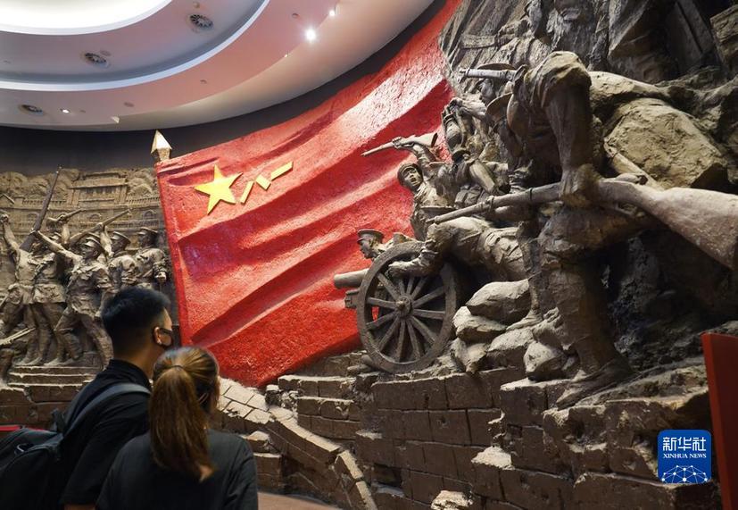 8月1日,游客在南昌八一起义纪念馆游览参观新华社记者 万象 摄