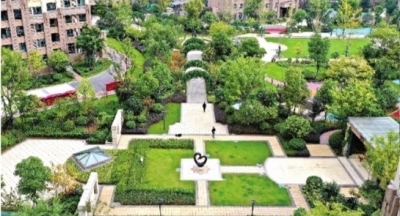 公租房小区环境宜人，推开窗就能欣赏到一片绿意美景。