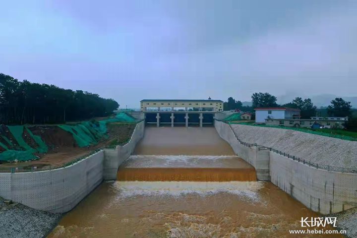 集团公司承建秦皇岛洋河水库建设项目提闸泄洪河北省水利厅 供图