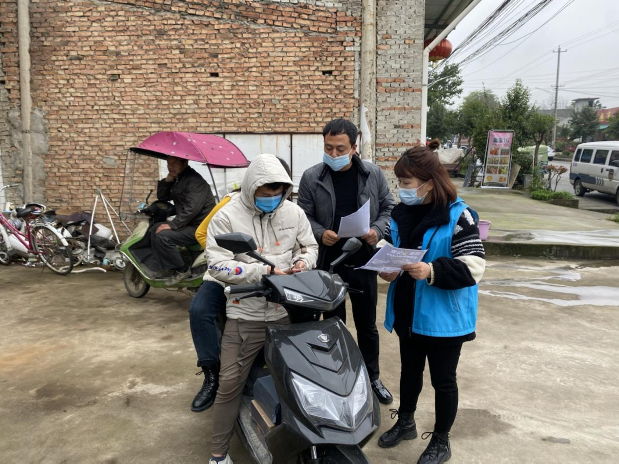 网格员深入辖区协助开展反电诈宣传工作
