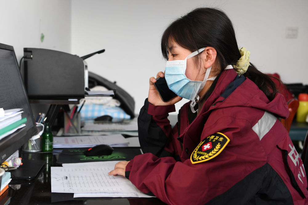10月28日,在兰州市七里河区疾病预防控制中心,流调工作人员通过电话