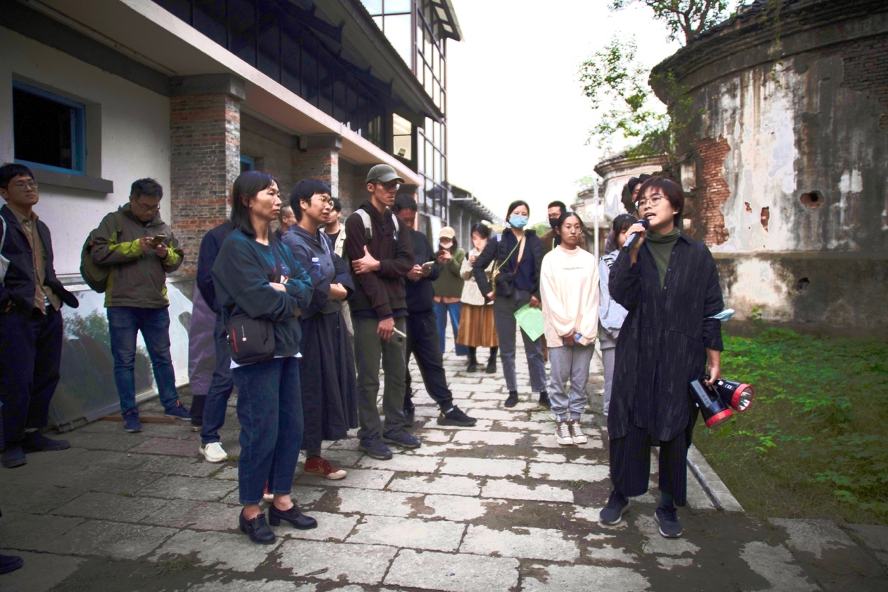 陈然在7号小筒仓前介绍她与练市诗人潘新安合作的作品《除了时间,我已经什么也没有了......剩下的时间,我交给你》