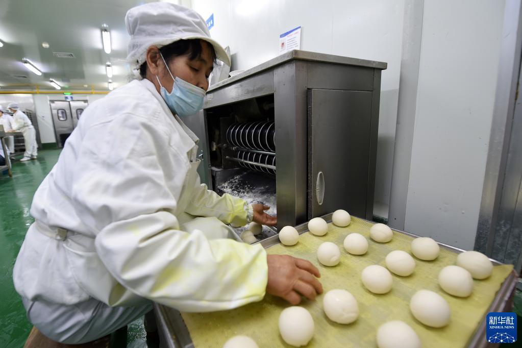 10月26日,在兰州市安宁区一家餐饮集团的中央厨房,工作人员在制作馒头。新华社记者 范培珅 摄