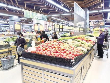 市民购买所需食品 记者 张云 摄