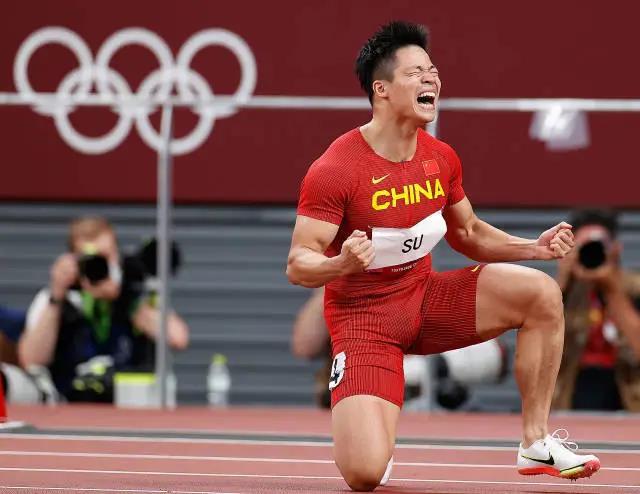 东京奥运会上，苏炳添在男子百米半决赛中跑出9秒83的亚洲纪录