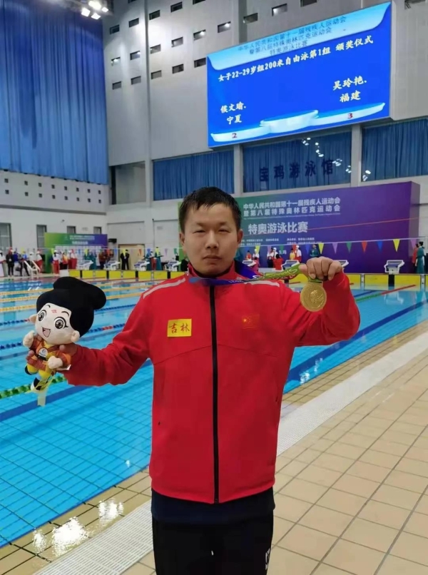 洪明杓获得22-29岁组200米自由泳金牌