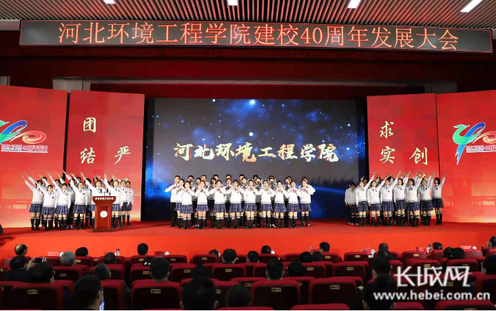 学生合唱《让中国更美丽》。