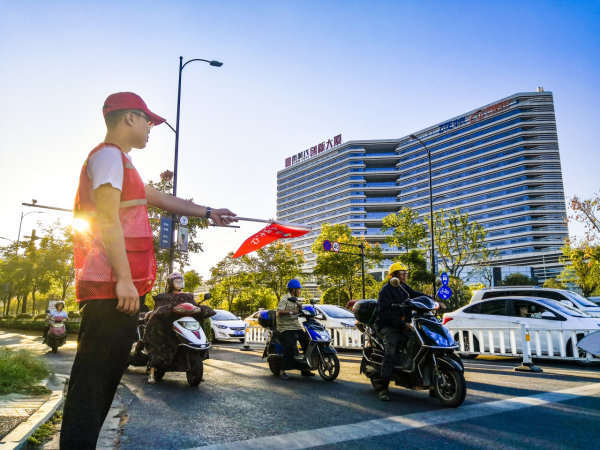 红绿灯前，电动车在非机动车道有序排队。　衢州市精神文明建设指导中心供图