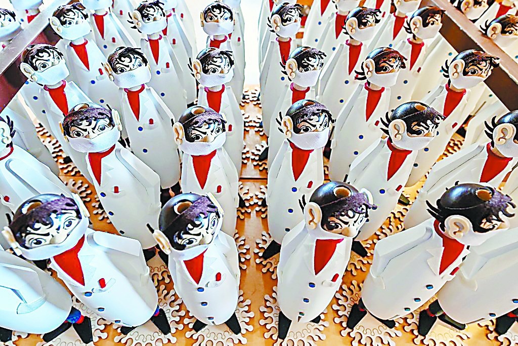 德国人喜欢在房间里摆放香薰，寓意保佑家宅平安和带来好运。在基督教徒和日耳曼民族的传说中，声音和光亮可以在夜晚驱除恶灵，因此德国人会在圣诞前夜焚香，为全家祈求健康平安。来自萨克森州的香薰小木人兼具装饰性和实用功能，尤其可以在冬季营造一种温馨舒适的氛围，体现了德国人严谨的外表之下特有的浪漫情怀，因此不仅受到很多德国家庭的欢迎，甚至漂洋过海销往世界各地。