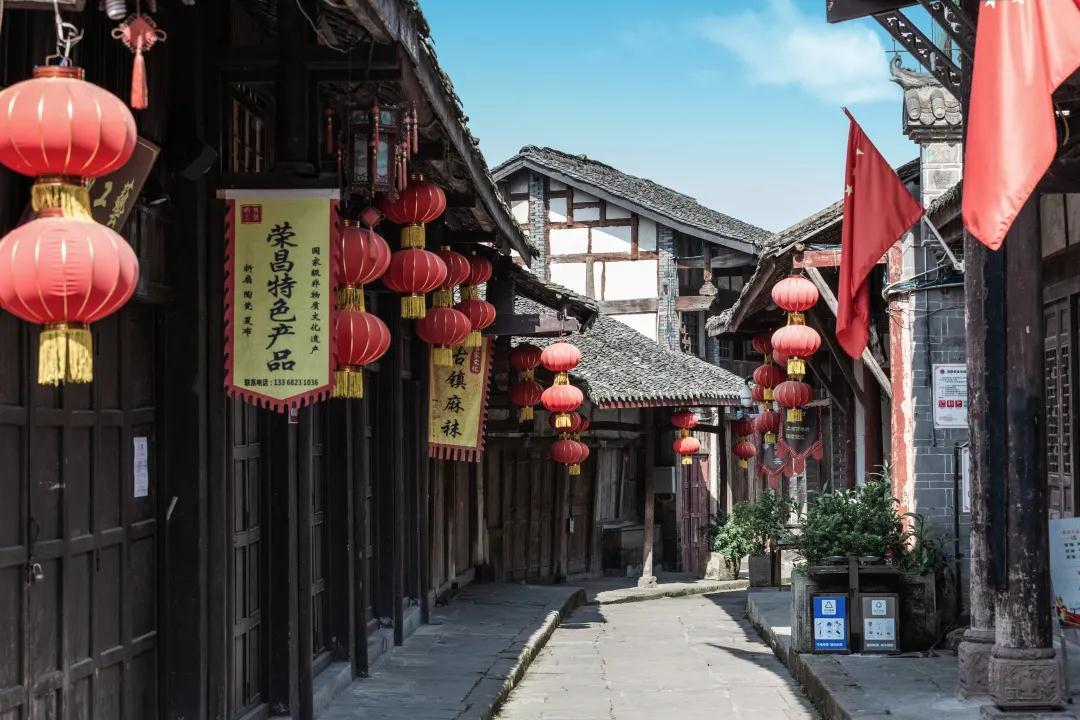 万灵古镇,一个以水兴市,以市兴镇的寨堡式古镇,也是原湖广填四