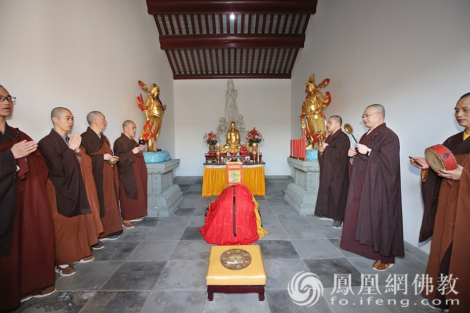 法会现场（图片来源：凤凰网佛教 摄影：普陀山佛教协会）