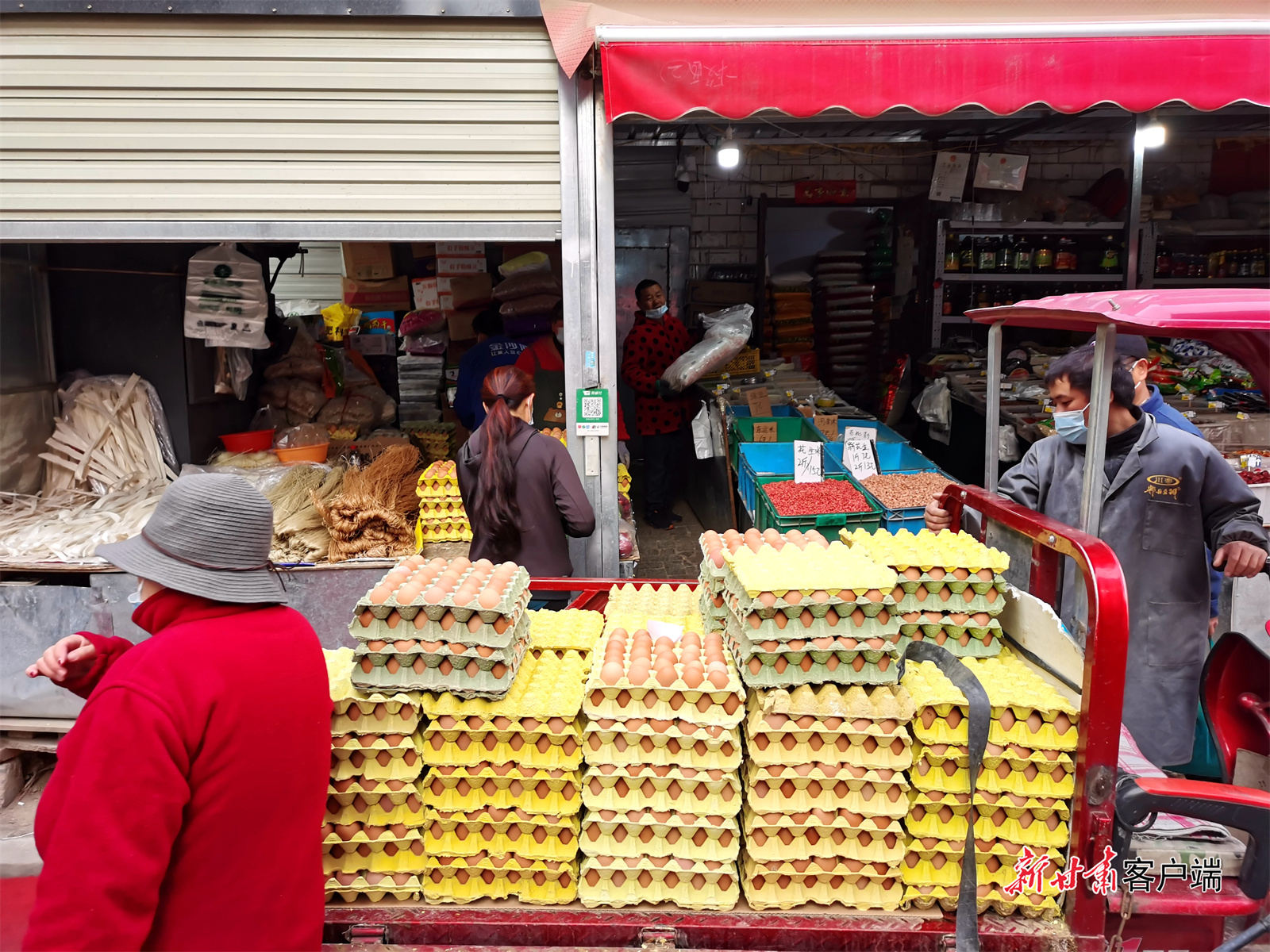 10月25日上午，在兰州市安宁区万里蔬菜市场，一商户正在搬运刚刚送来的鸡蛋。