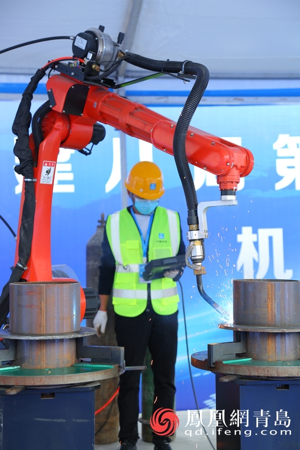 中建八局第八届施工技能大赛机器人参演队展示机器人