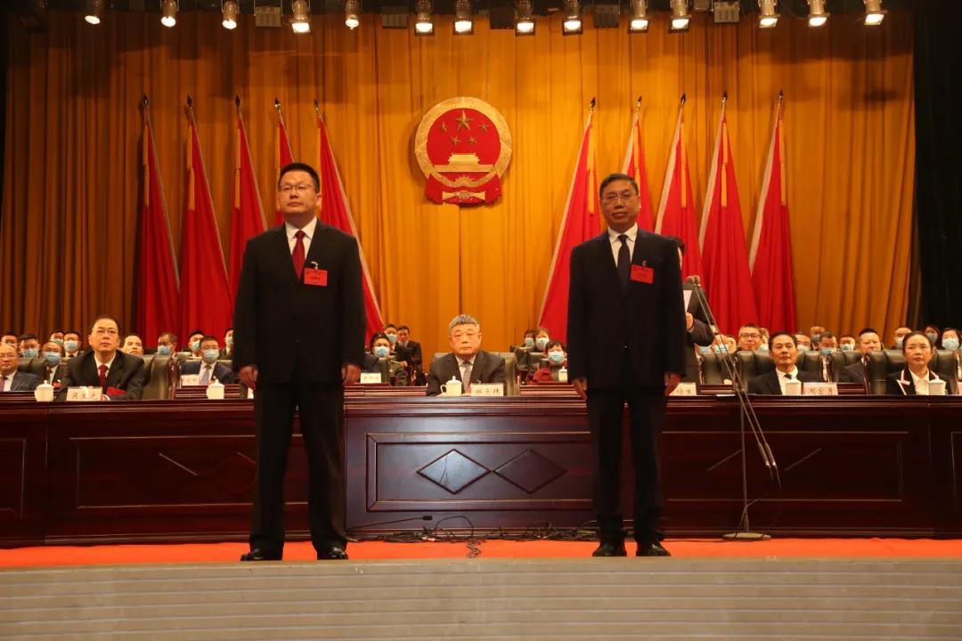 姜雪松当选合川区人民政府区长（左），周道君当选合川区监察委员会主任（右）